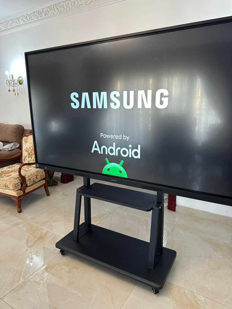 Powering on the Samsung display and testing its apps